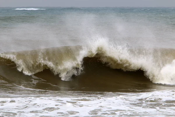 イスラエルの北海岸の地中海の強い風と高い波 — ストック写真