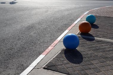 İsrail 'in büyük bir şehrinde kaldırımda duran çok renkli beton figürler, yayalar için bir bariyer görevi görüyor. 