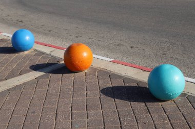 İsrail 'in büyük bir şehrinde kaldırımda duran çok renkli beton figürler, yayalar için bir bariyer görevi görüyor. 