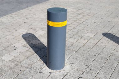 İsrail 'in büyük bir şehrinde kaldırımda duran çok renkli beton figürler, yayalar için bir bariyer görevi görüyor. 