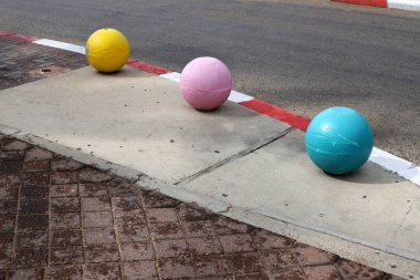 İsrail 'in büyük bir şehrinde kaldırımda duran çok renkli beton figürler, yayalar için bir bariyer görevi görüyor. 