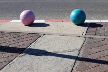 İsrail 'in büyük bir şehrinde kaldırımda duran çok renkli beton figürler, yayalar için bir bariyer görevi görüyor. 