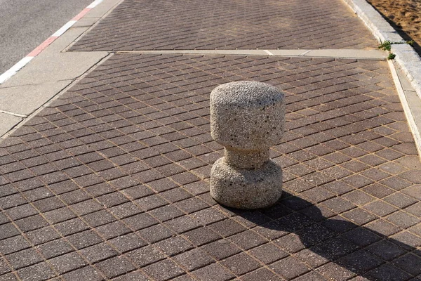 イスラエルの大都市の歩道上の多色のコンクリート製の人物は歩行者の障壁となり — ストック写真