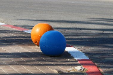 İsrail 'in büyük bir şehrinde kaldırımda duran çok renkli beton figürler, yayalar için bir bariyer görevi görüyor. 