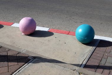 İsrail 'in büyük bir şehrinde kaldırımda duran çok renkli beton figürler, yayalar için bir bariyer görevi görüyor. 