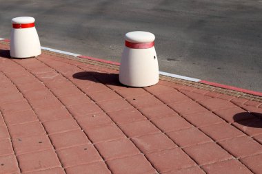 İsrail 'in büyük bir şehrinde kaldırımda duran çok renkli beton figürler, yayalar için bir bariyer görevi görüyor. 