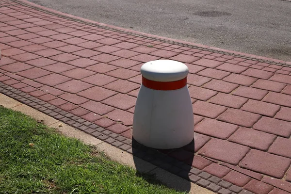 Bunte Betonfiguren Auf Dem Bürgersteig Der Großstadt Paris Dienen Fußgängern — Stockfoto