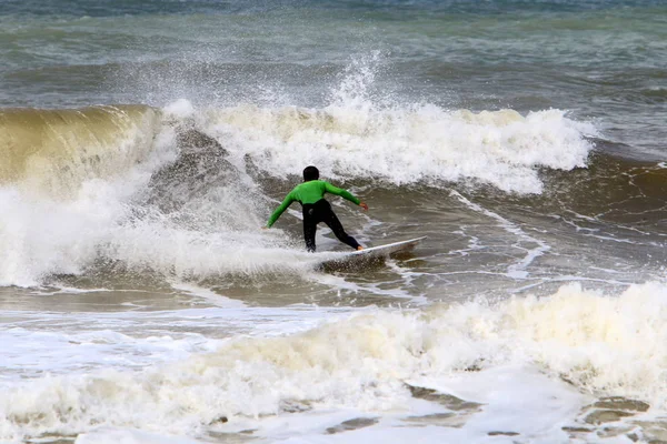 Surfowanie Dużych Falach Podczas Burzy Morzu Śródziemnym Północy Izraela — Zdjęcie stockowe