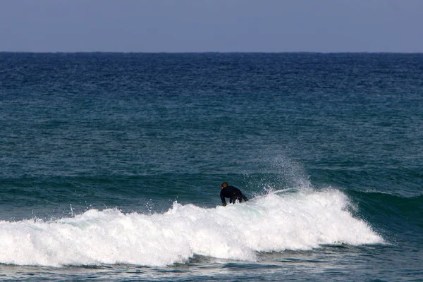 Surfing Stora Vågorna Storm Medelhavet Norra Israel — Stockfoto