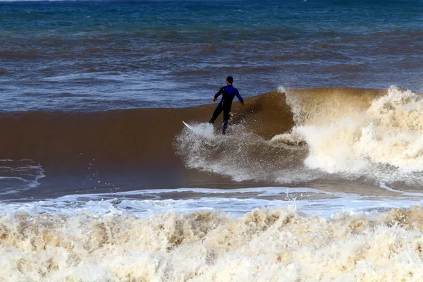 Surfen Grote Golven Tijdens Een Storm Middellandse Zee Het Noorden — Stockfoto