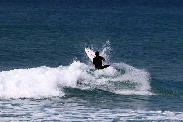 Surfeando Las Grandes Olas Durante Una Tormenta Mar Mediterráneo Norte —  Fotos de Stock