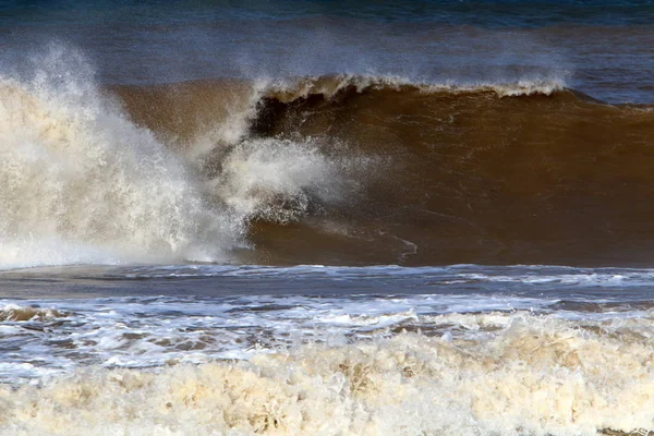 Surfeando Las Grandes Olas Durante Una Tormenta Mar Mediterráneo Norte —  Fotos de Stock