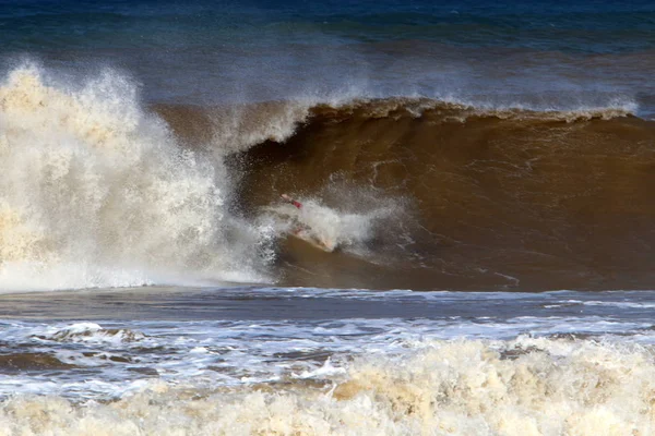 Surfování Velkých Vlnách Během Bouře Středozemním Moři Severu Izraele — Stock fotografie
