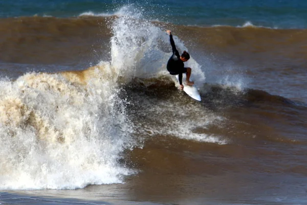 Szörfözés Nagy Hullámok Alatt Vihar Földközi Tengeren Izrael Északi Részén — Stock Fotó