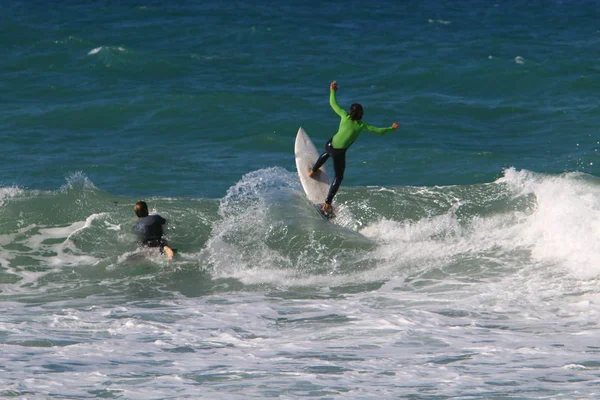 Surfeando Las Grandes Olas Durante Una Tormenta Mar Mediterráneo Norte — Foto de Stock