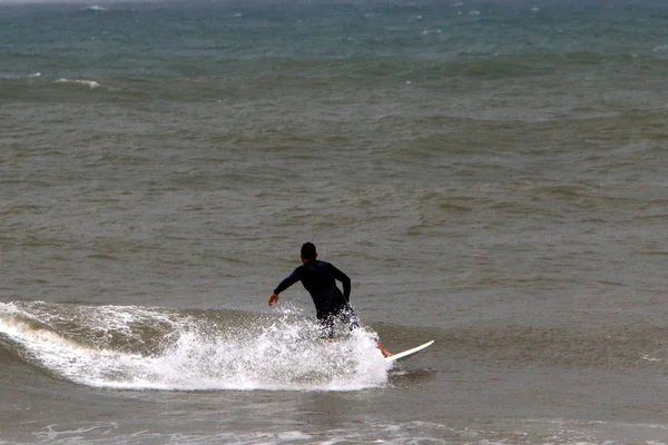 Surfeando Las Grandes Olas Durante Una Tormenta Mar Mediterráneo Norte —  Fotos de Stock