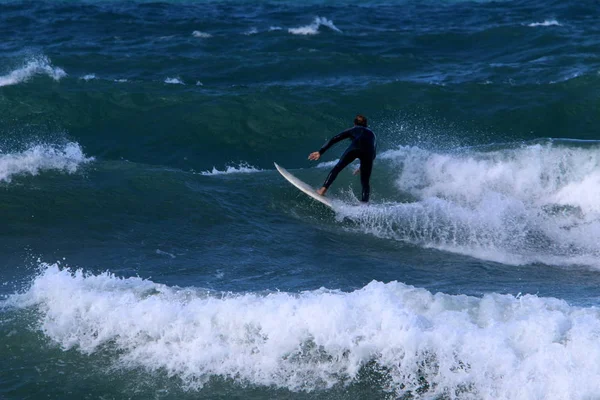Srail Kuzeyindeki Akdeniz Deki Bir Fırtına Sırasında Büyük Dalgalarda Sörf — Stok fotoğraf