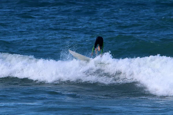 Surfeando Las Grandes Olas Durante Una Tormenta Mar Mediterráneo Norte — Foto de Stock