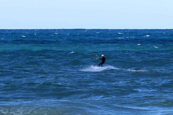 イスラエル北部の地中海での嵐の間の大きな波でサーフィン — ストック写真