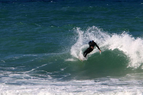 Surf Nas Ondas Grandes Durante Uma Tempestade Mar Mediterrâneo Norte — Fotografia de Stock