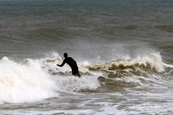 Surfer Dans Les Grandes Vagues Lors Une Tempête Dans Mer — Photo