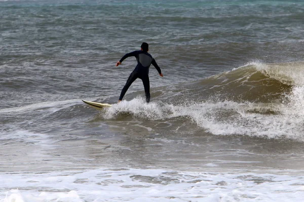 Srail Kuzeyindeki Akdeniz Deki Bir Fırtına Sırasında Büyük Dalgalarda Sörf — Stok fotoğraf