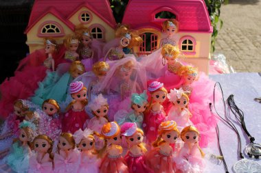 Yeşil Noel ağaçları, Noel hediyeleri ve oyuncakları İsrail 'de Hayfa sokaklarında satılıyor. 