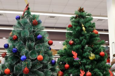 Yeşil Noel ağaçları, Noel hediyeleri ve oyuncakları İsrail 'de Hayfa sokaklarında satılıyor. 