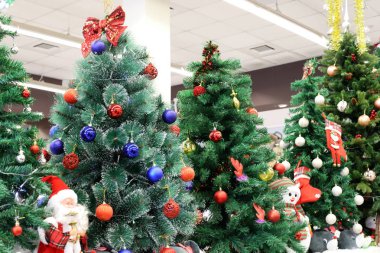 Yeşil Noel ağaçları, Noel hediyeleri ve oyuncakları İsrail 'de Hayfa sokaklarında satılıyor. 