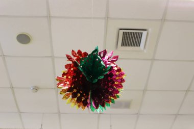 Yeşil Noel ağaçları, Noel hediyeleri ve oyuncakları İsrail 'de Hayfa sokaklarında satılıyor. 