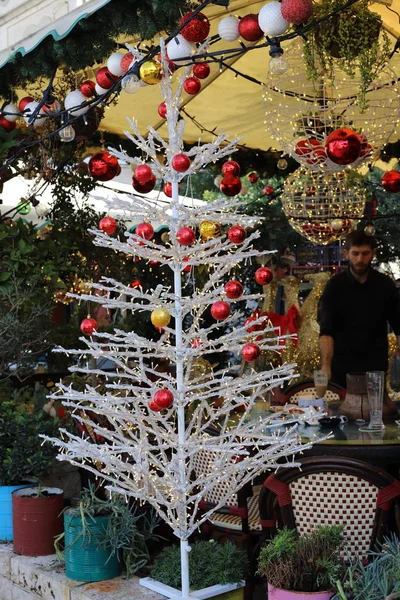 Πράσινα Χριστουγεννιάτικα Δέντρα Και Χριστουγεννιάτικα Δώρα Και Παιχνίδια Πωλούνται Στους — Φωτογραφία Αρχείου