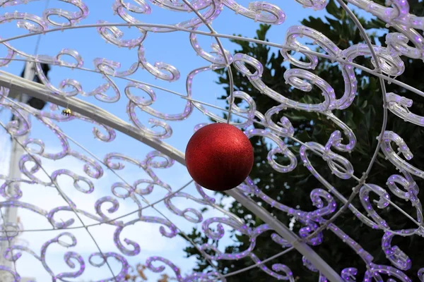 Grüne Weihnachtsbäume Und Weihnachtsgeschenke Und Spielzeug Werden Auf Den Straßen — Stockfoto