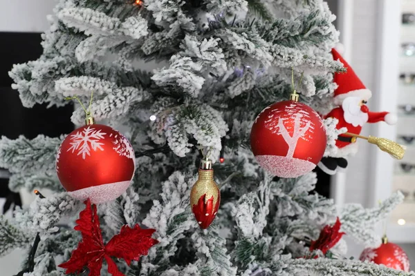 Grüne Weihnachtsbäume Und Weihnachtsgeschenke Und Spielzeug Werden Auf Den Straßen — Stockfoto