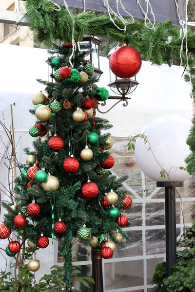 Árvores Natal Verdes Presentes Natal Brinquedos São Vendidos Nas Ruas — Fotografia de Stock