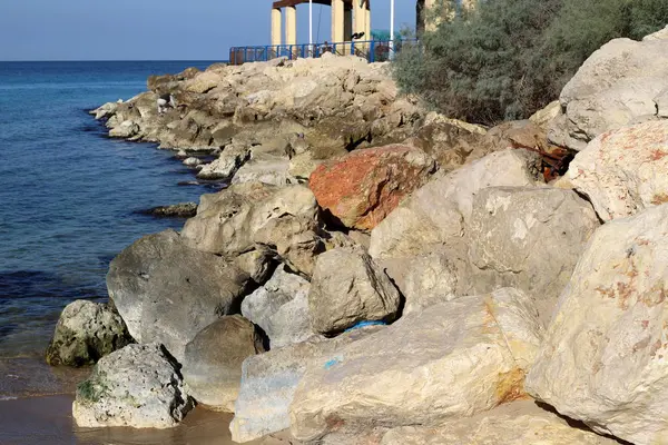 石はイスラエルの州の北の地中海の海岸の公園に横たわっている — ストック写真