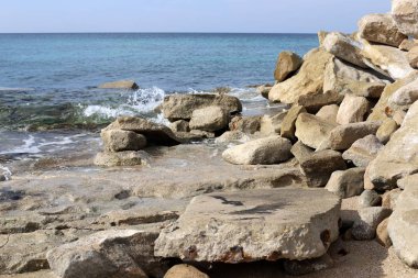 taşlar İsrail devletinin kuzeyinde Akdeniz kıyısında bir parkta yalan 