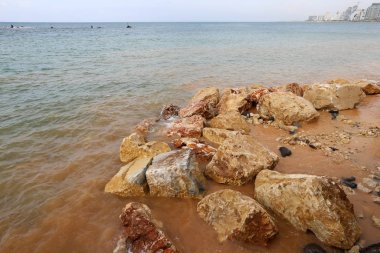 taşlar İsrail devletinin kuzeyinde Akdeniz kıyısında bir parkta yalan 