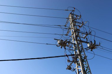 Kuzey İsrail 'e yalıtkan ve kablolu bir elektrik direği kuruldu.. 