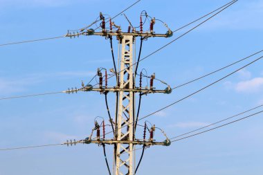 Kuzey İsrail 'e yalıtkan ve kablolu bir elektrik direği kuruldu.. 