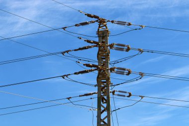 Kuzey İsrail 'e yalıtkan ve kablolu bir elektrik direği kuruldu.. 