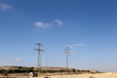 Kuzey İsrail 'e yalıtkan ve kablolu bir elektrik direği kuruldu.. 