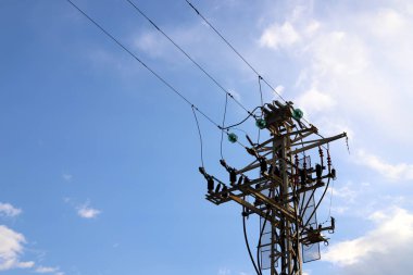 Kuzey İsrail 'e yalıtkan ve kablolu bir elektrik direği kuruldu.. 