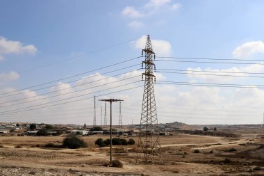 Kuzey İsrail 'e yalıtkan ve kablolu bir elektrik direği kuruldu.. 