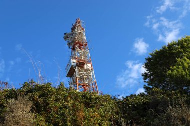 Kuzey İsrail 'e yalıtkan ve kablolu bir elektrik direği kuruldu.. 