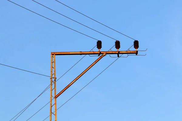 在以色列北部安装了一根装有电流绝缘子和电线的电线杆 — 图库照片