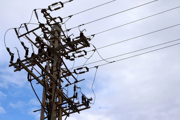 Kuzey İsrail 'e yalıtkan ve kablolu bir elektrik direği kuruldu.. 