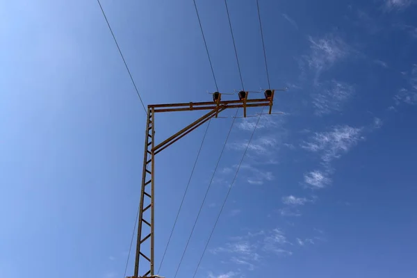 在以色列北部安装了一根装有电流绝缘子和电线的电线杆 — 图库照片