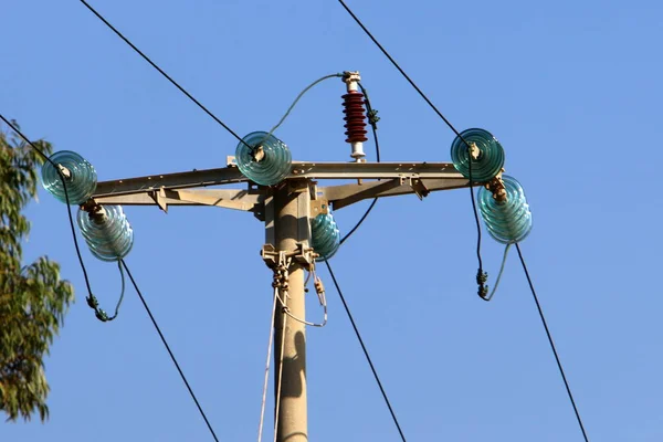 Poteau Électrique Avec Des Isolateurs Courant Des Fils Est Installé — Photo