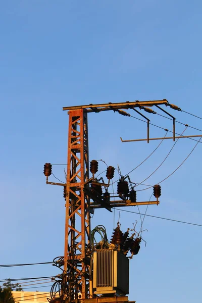 Poteau Électrique Avec Des Isolateurs Courant Des Fils Est Installé — Photo