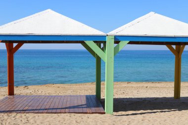 İsrail 'in kuzeyindeki Akdeniz kıyılarındaki bir şehir parkında güneşten tepe örtüsü. 